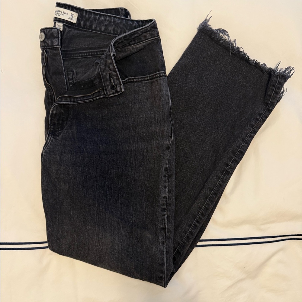Abercrombie & Fitch Curve Love High-Rise 90s Relaxed Jeans in Black - Picture 6 of 7
